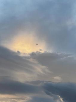 夕暮れ空と遠くに小さく見える飛行機 空,雲,夕暮れの写真素材