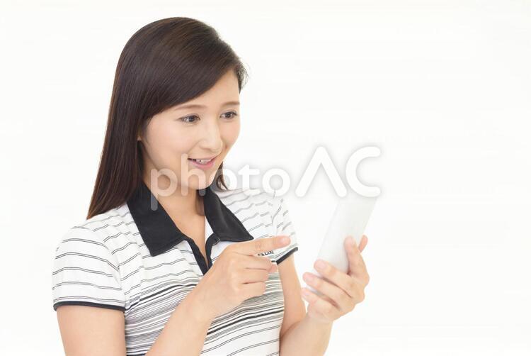 スマートフォンを持つ笑顔の女性 女性,スマートフォン,女の写真素材