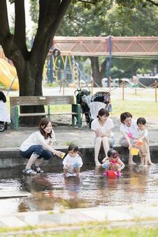 ママ友 母親 育児 水遊び ママ友 母親 育児 水遊び ママ友,公園,女性の写真素材