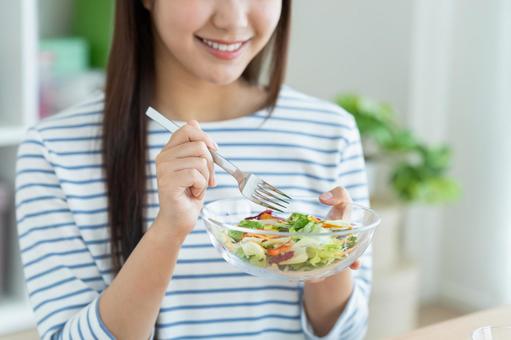 サラダを食べる若い女性 サラダを食べる若い女性 サラダ,パーツ,ダイエットの写真素材