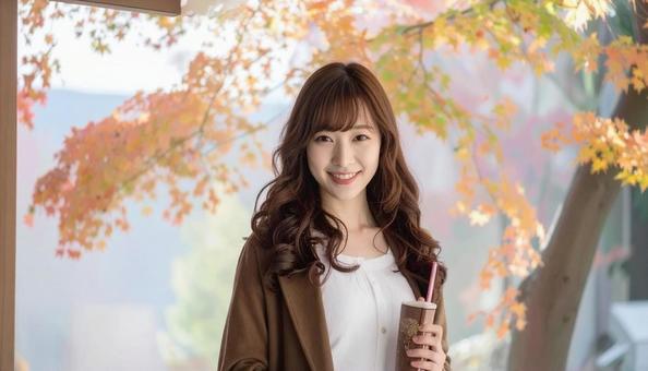 秋の背景に立つ日本人女性 手元に飲み物 秋の背景に立つ日本人女性 手元に飲み物の写真