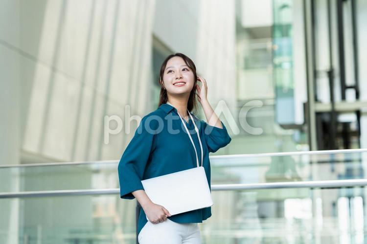 オフィスで働く若いエンジニアの女性 エンジニア,新入社員,女性の写真素材