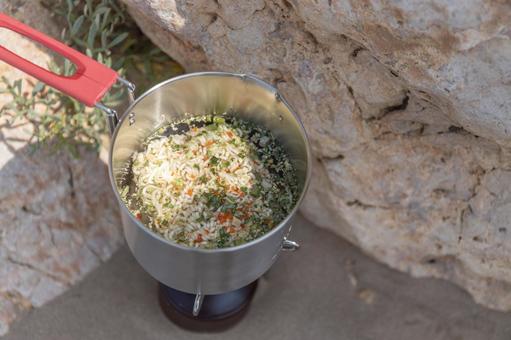 鍋に入ったインスタントラーメン インスタントラーメン,食べ物,鍋の写真素材