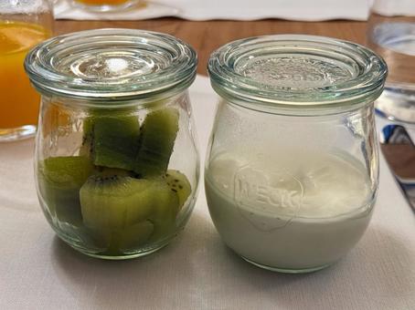 朝食_キウイとヨーグルト 朝食,キウイ,ヨーグルトの写真素材
