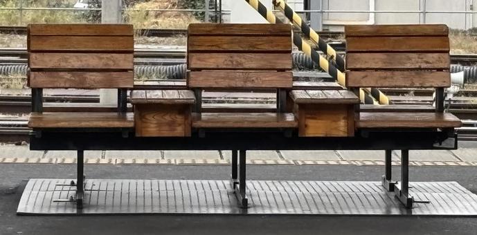3人がけのベンチ 3人がけのベンチ ベンチ,椅子,木製の写真素材