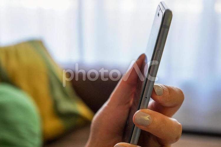 スマートフォンを持つ女性の手 スマホ,スマートフォン,手の写真素材
