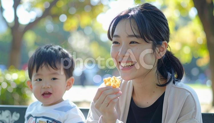 公園でおやつを食べる親子 家族,赤ちゃん,ファミリーの写真素材