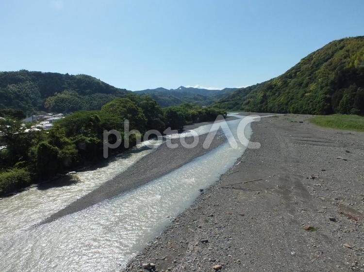 分かれてまた合流する春の川と山 川,流れ,水の写真素材
