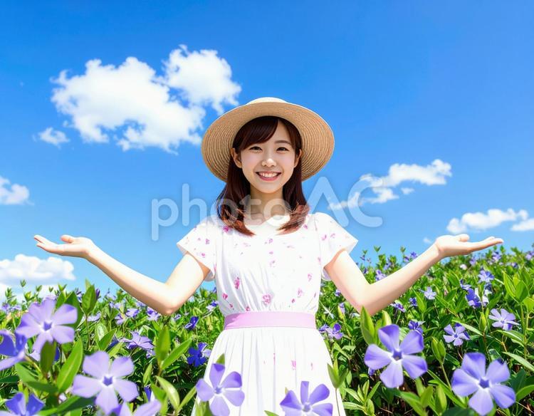 ニチニチソウよ！夏空と麦わら帽子の彼女 女性,夏,青空の写真素材