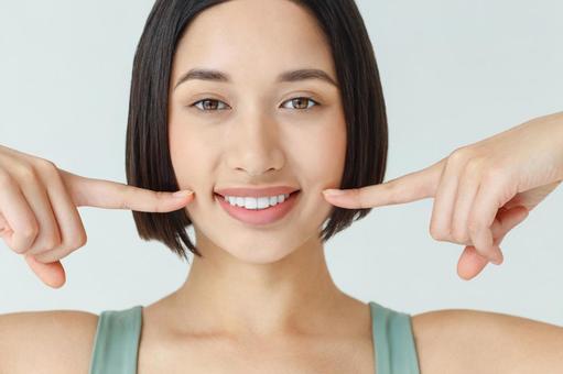 ぶりっ子する女性 ぶりっ子する女性の写真