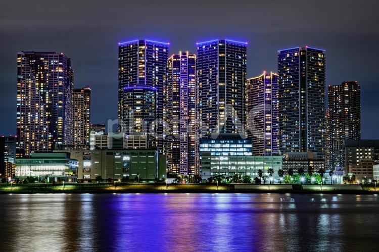 タワーマンションの夜景 夜景,タワマン,都会の写真素材