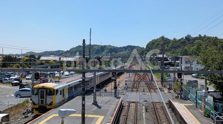 上総一ノ宮駅を発車する特急わかしお号 上総一ノ宮駅,特急わかしお号,ローカル線の写真素材