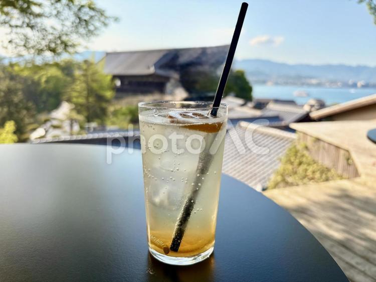瀬戸内海が見えるテラス席で飲むレモネード レモン,レモネード,デッキの写真素材
