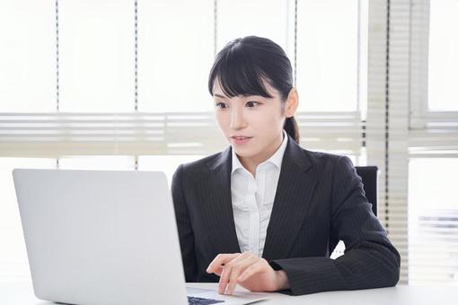 操作筆記本電腦的女商人, JPG 操作筆記本電腦的女商人, महिला, एक बिज़नेसवुममन, आश्चर्यचकित हो, JPG