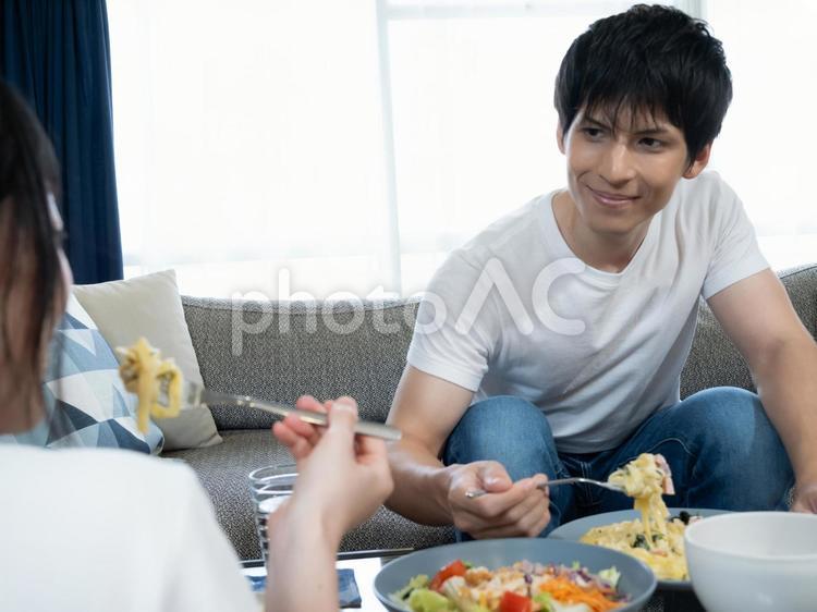 １３：男女の食事風景 カップル,夫,妻の写真素材