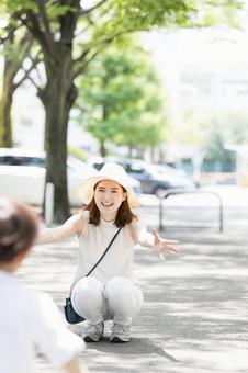 母親　育児　 公園,男性,走るの写真素材