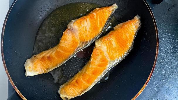 フライパンで焼く鮭の切り身 フライパンで焼く鮭の切り身 鮭,焼き魚,フライパンの写真素材