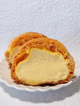 カスタードシュー カスタードシュー,カスタード,シュークリームの写真素材