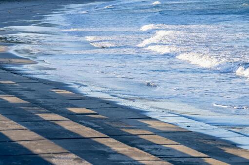 波打ち際に映る海 海,水面,波の写真素材