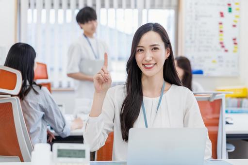 オフィスで仕事をする社員。 オフィスで仕事をする社員。 女性,若い女性,パソコンの写真素材