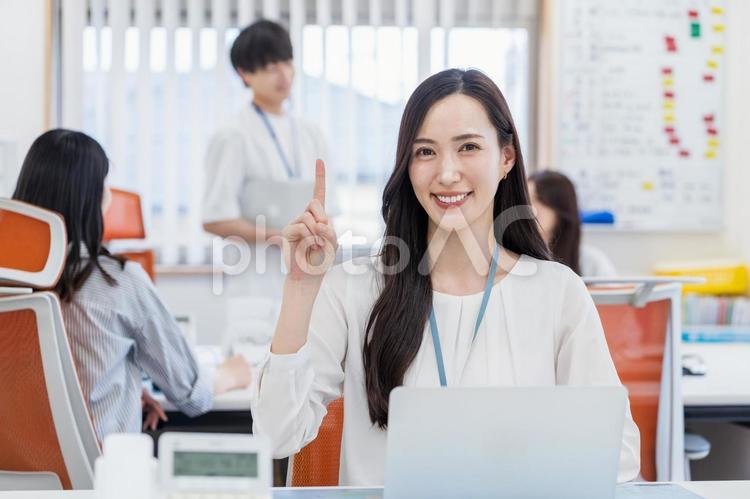 オフィスで仕事をする社員。 女性,若い女性,パソコンの写真素材