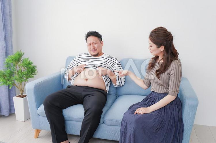 夫の体型を指摘する妻 健康診断,肥満,成人病の写真素材