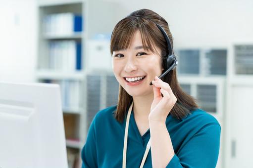 オペレーターの若い女性 オペレーター,ビジネスウーマン,ビジネスの写真素材