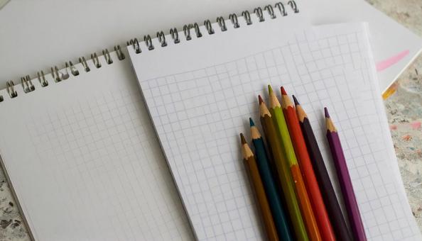 ノートと色鉛筆の写真