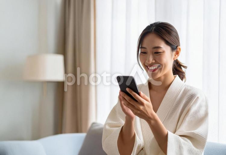 スマートフォンの投稿に癒される若い女性 スマートフォン,投稿,癒されるの写真素材