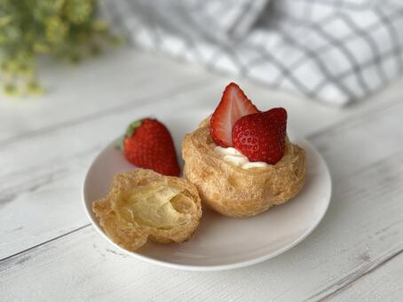 いちごのシュークリーム シュークリーム,シュー,シュー生地の写真素材