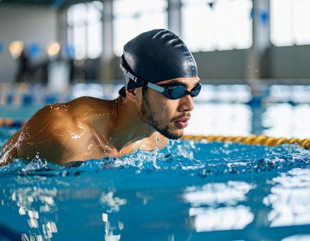 平泳ぎ・競泳選手（男性）の写真