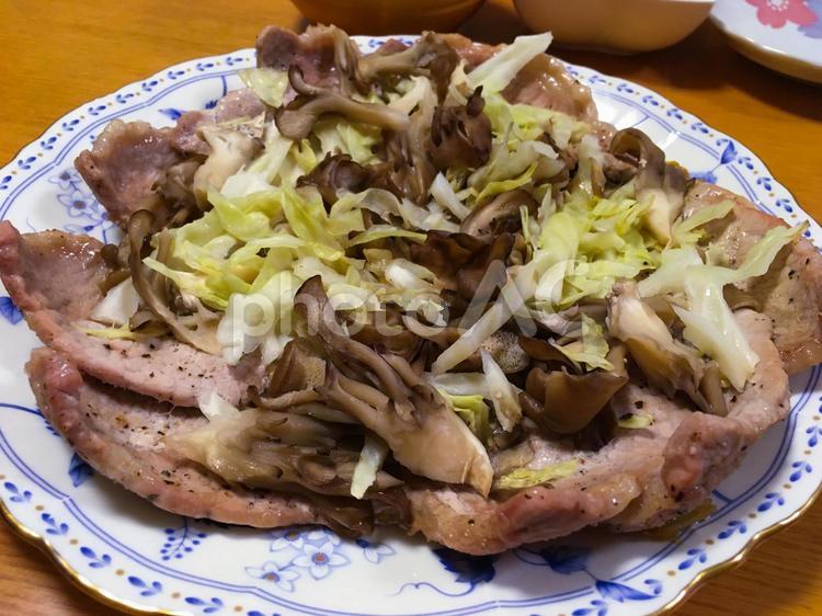 ポークソテー　シメジとキャベツ炒めのせ ポークソテー,豚肉,焼肉の写真素材