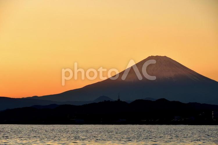 夕陽に積雪した山頂を染められる富士山 風景,湘南,夕焼けの写真素材