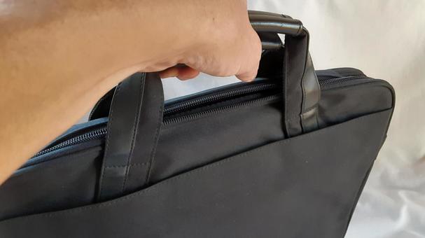 かばんを持つ・2 ビジネス,ブリーフケース,蒲の写真素材