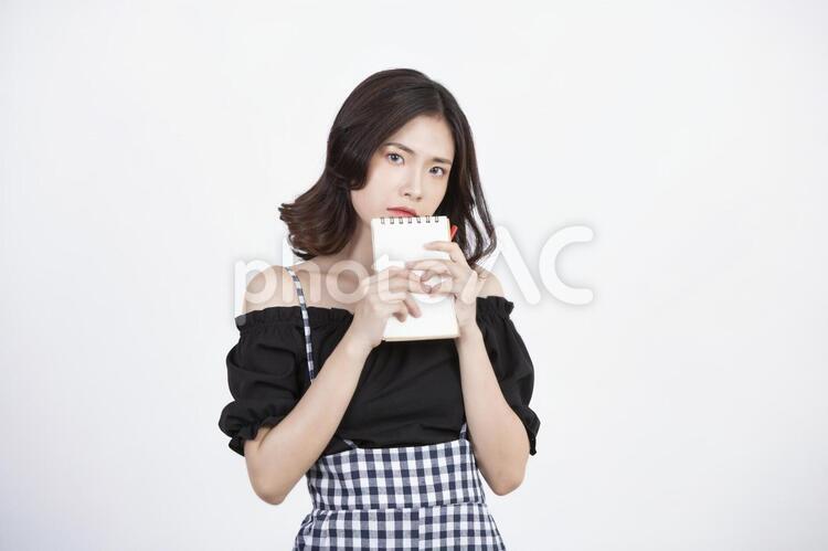 メモとペンを持つ韓国人女性4 女性,韓国人,ポートレートの写真素材