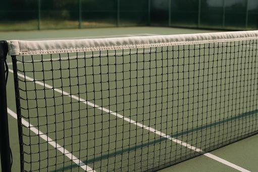 テニスネットとラインマーカーの写真