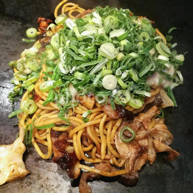 鉄板のネギたっぷり焼きそば おいしい,ジャンクフード,ソースの写真素材