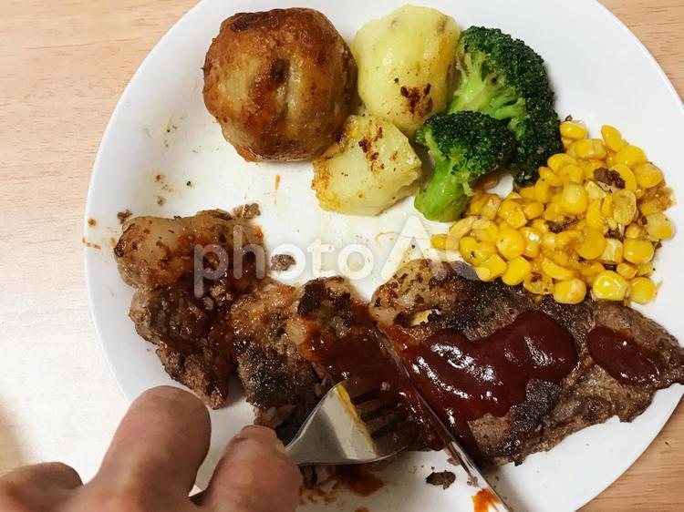 ステーキを食べる男性 (調味料),おいしい,お肉の写真素材