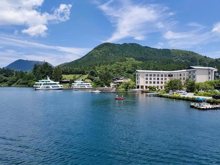 芦ノ湖海賊船から眺める箱根町港と箱根遊船 芦ノ湖海賊船から眺める箱根町港と箱根遊船 箱根町港,箱根遊船,箱根海賊船の写真素材
