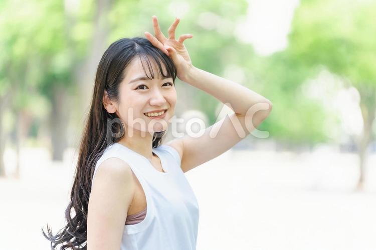 新緑の中で日光を浴びる日本人女性 日焼け止め,紫外線対策,女性の写真素材