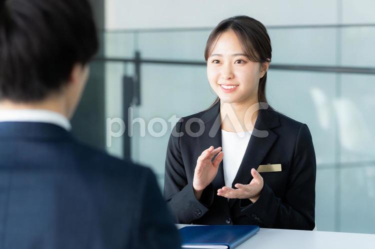 受付のコンサルタントの女性 コンサルタント,女性,笑顔の写真素材