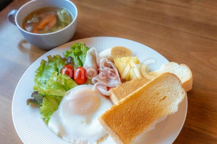  洋風モーニングトーストと目玉焼きの朝食 朝食,モーニング,ブレックファストの写真素材