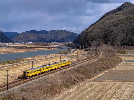山陽本線 黄色い普通電車 吉井川 山陽本線 黄色い普通電車 吉井川 山陽本線,黄色い電車,熊山駅の写真素材