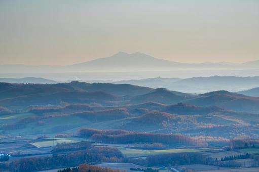 本沢牧場から望む斜里岳と秋色に染まる丘陵 北海道,北見市,本沢牧場の写真素材