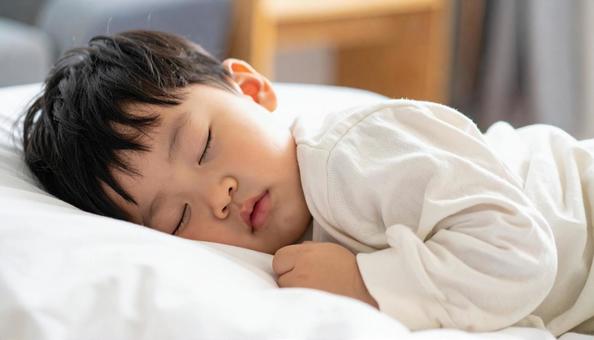 お昼寝する日本人の男の子の横顔 お昼寝する日本人の男の子の横顔の写真