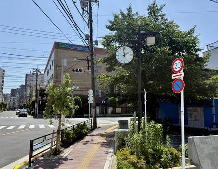 昼下がりの公園の時計 昼下がりの公園の時計の写真