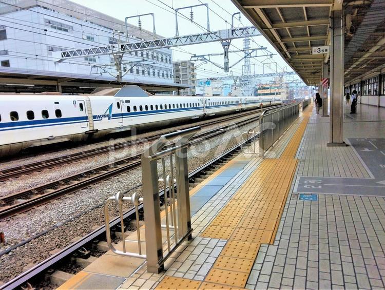 新大阪行きこだまが駅を発車 発車,進行,出発の写真素材