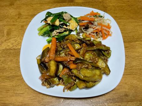 今夜は麻婆茄子 今夜は麻婆茄子 麻婆茄子,ナスビ,にんじんの写真素材