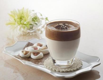 ダルゴナコーヒー ダルゴナコーヒー ダルゴナコーヒー,マシュマロクッキー,コーヒーの写真素材