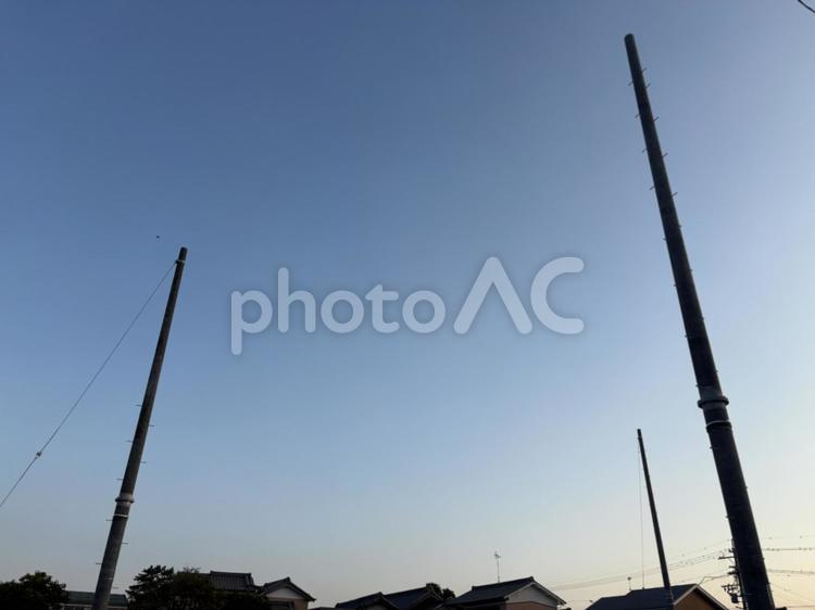 空と電線がつく前の新しい電柱 空,朝,電柱の写真素材